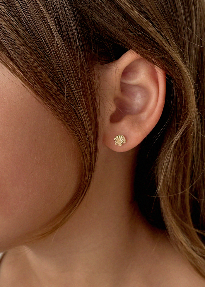 Bébé Shell Stud Earrings