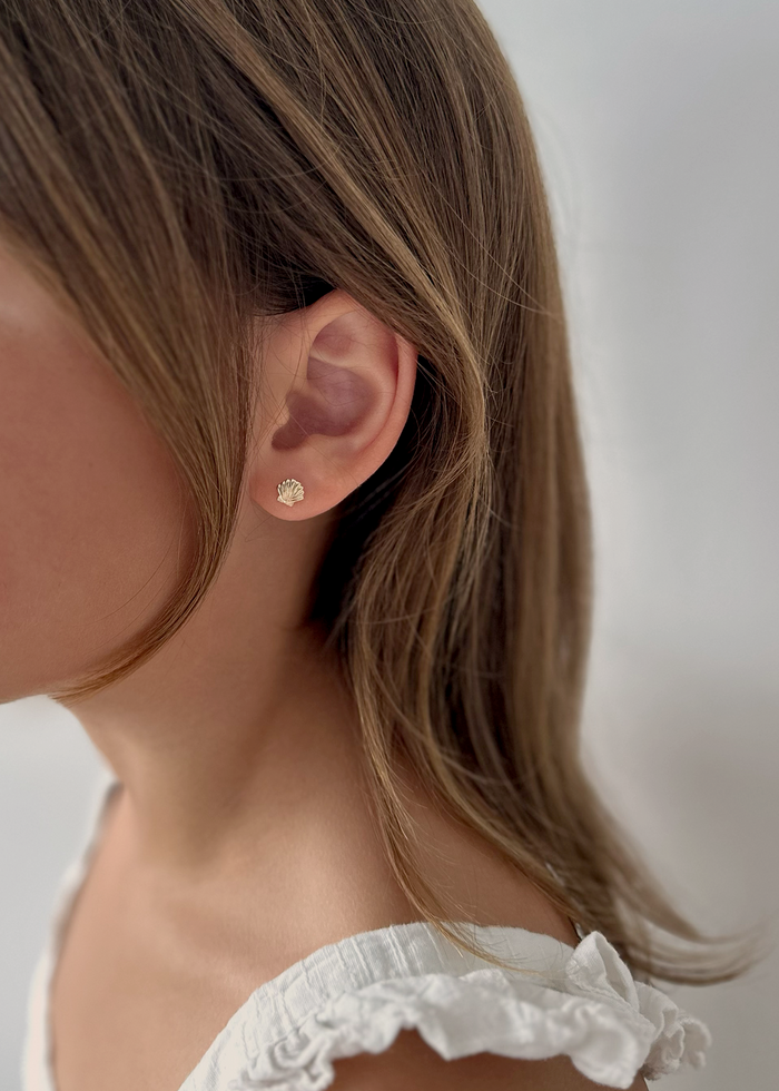 Bébé Shell Stud Earrings