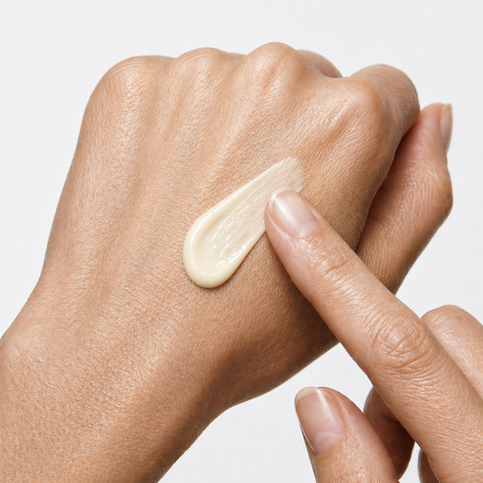 Application du lait démaquillant Bijou Nacré Gemology sur le dos de la main, texture crémeuse nacrée