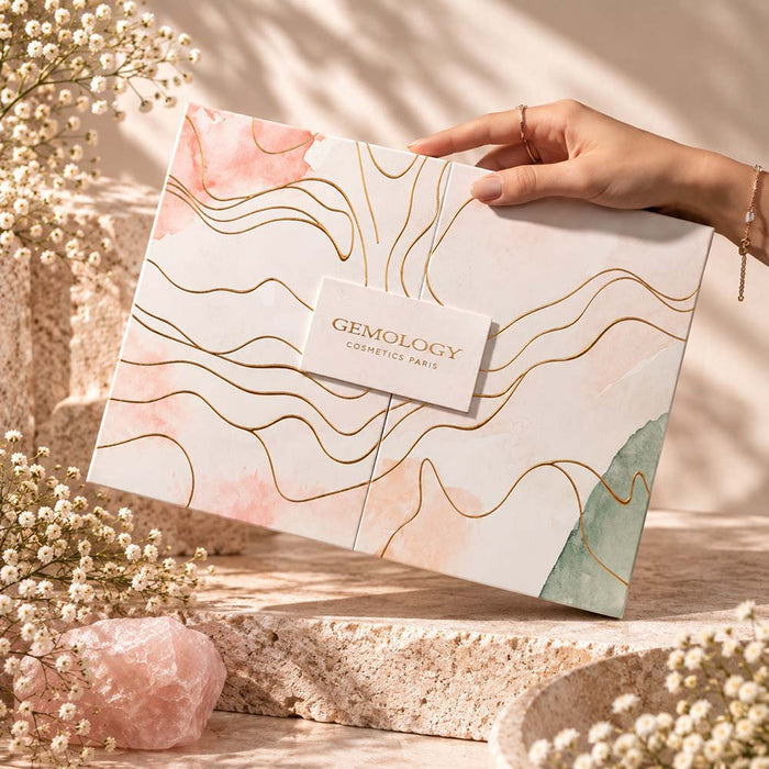 Coffret du Calendrier de l’Avent 2026 Gemology fermé, décoré de motifs minéraux dorés