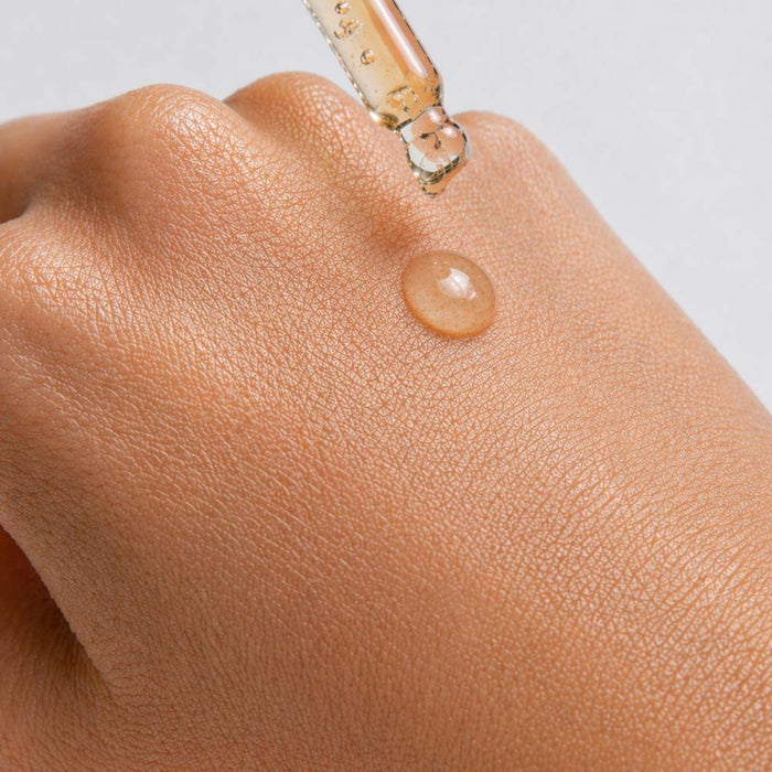 Application du Concentré Améthyste Gemology au compte-gouttes sur le dos de la main, texture gel légère