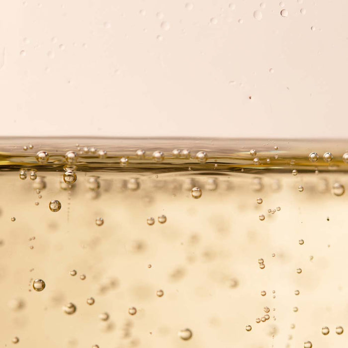 Texture gel dorée et légère du Concentré Améthyste Gemology, sérum visage raffermissant 100% naturel