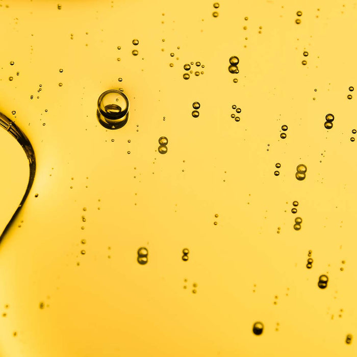 Texture huile sèche dorée du Délice de Péridot Gemology, huile visage relaxante 100% naturelle au Magnésium