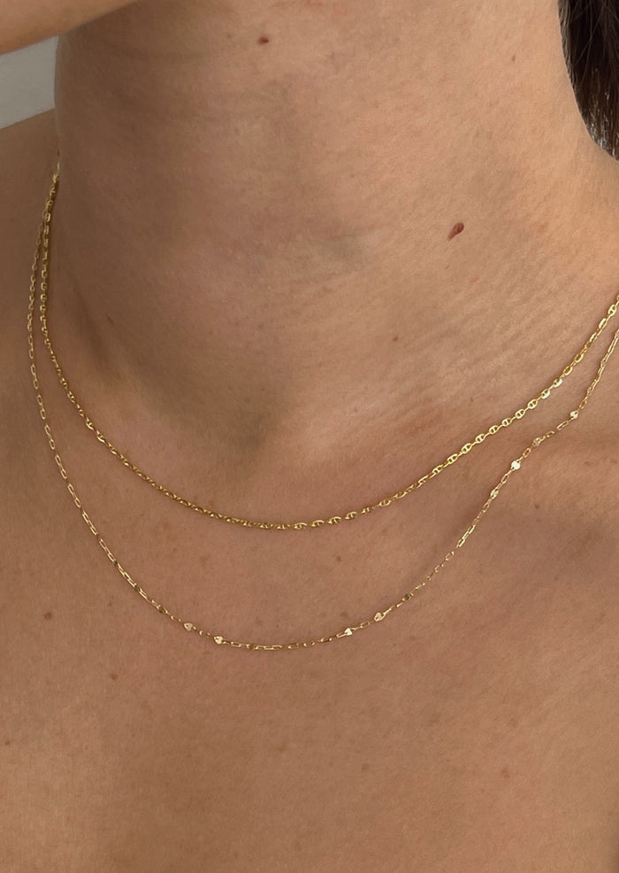 alt="Diamond Cut Rolo Chain Necklace styled with the mariner chain necklace"