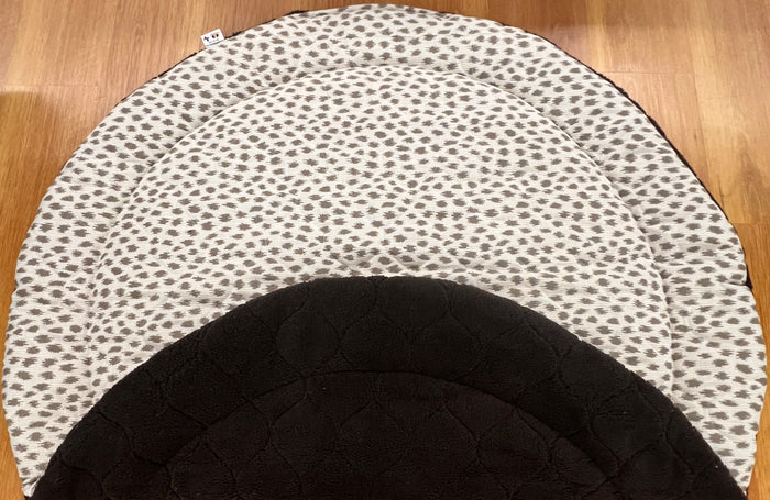 Fms Dog Beds Rounds dog bed with soft, plush fabric and circular shape for cozy pet comfort.